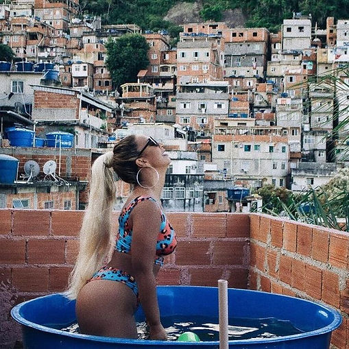 Valesca Popozuda arrasa em banho na laje.jpg