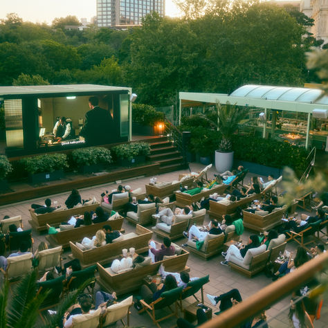 The Roof at The Ritz-Carlton'da Açık Hava Film Gösterimleri