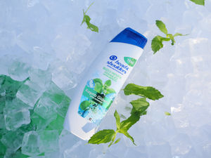 Head & Shoulders Buzlu Mentol Ferahlığı Şampuanı, serinletici mentol teknolojisiyle kepeğe karşı etkili koruma sağlarken saç derisinde -5 derece ferahlık hissi sunuyor.