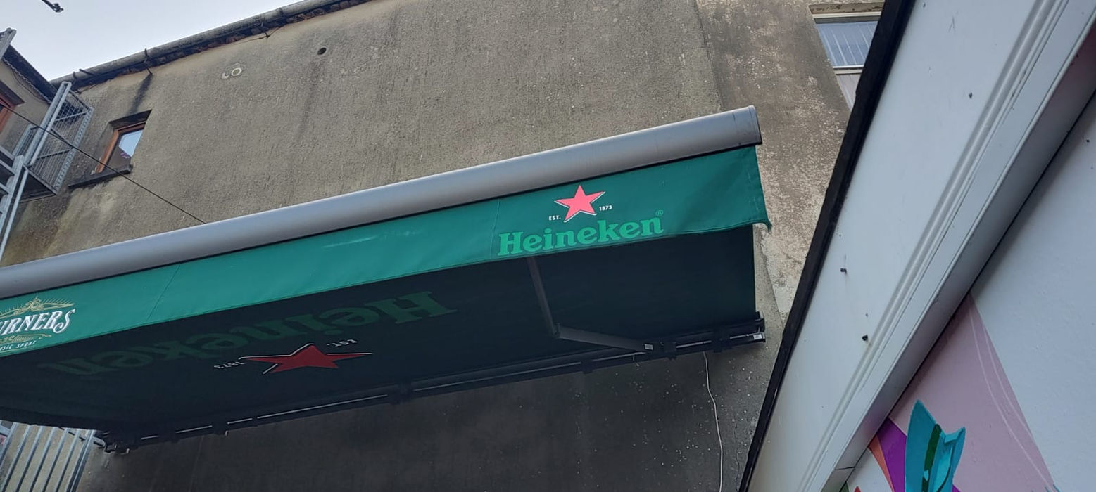 retractable-awning-installation-for-turners-bar-in-tralee