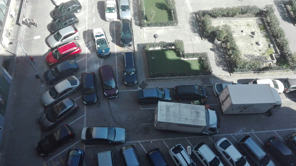 La policía se queda atrapada en la plaza