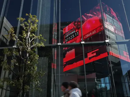 東京の複合ビル「カブトワン」に映る市況Photographer: Kiyoshi Ota/Bloomberg