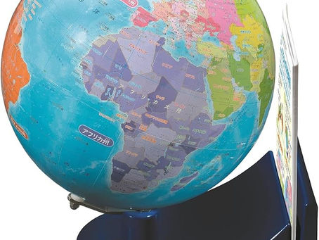 澄んだ空と、こたつの上の地球儀