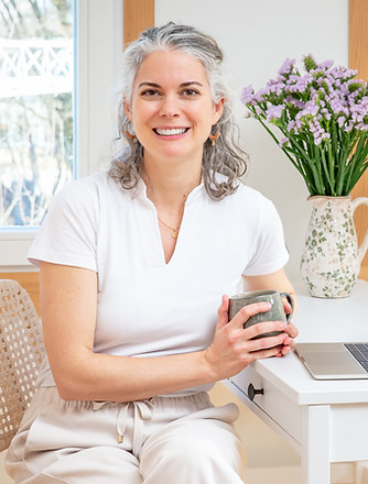 Olivia Chandler, Naturheilpraxis Olivia Chandler, am Besprechungstisch für naturheilkundliche Beratung und Ernährungsberatung