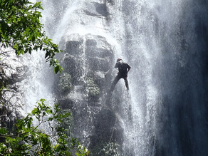 Hohe Abseilstellen beim Canyoning