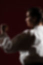 primer-plano-lado-mujer-uniforme-karate-blanco.jpg