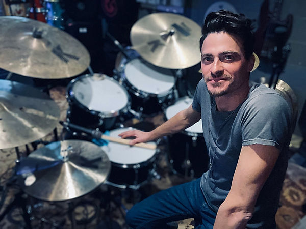 Seth Rausch (Keith Urban) in his studio-