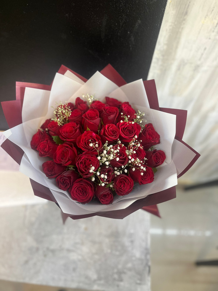 Give the gift of choice and elegance with our Scarlet Love Bouquet, featuring exquisite roses elegantly wrapped