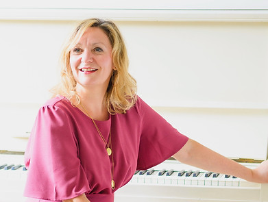 Tania am Klavier