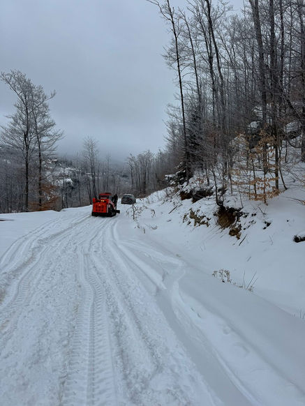 Voiture volkswagen coincé en bas de pente enneigé. Secouru par remorquage Tessier
