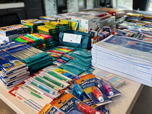 Distribution de fournitures scolaires par la Fondation Gina Landry en collaboration avec l’école Félix-Leclerc pour soutenir des élèves dans le besoin lors de la rentrée scolaire
