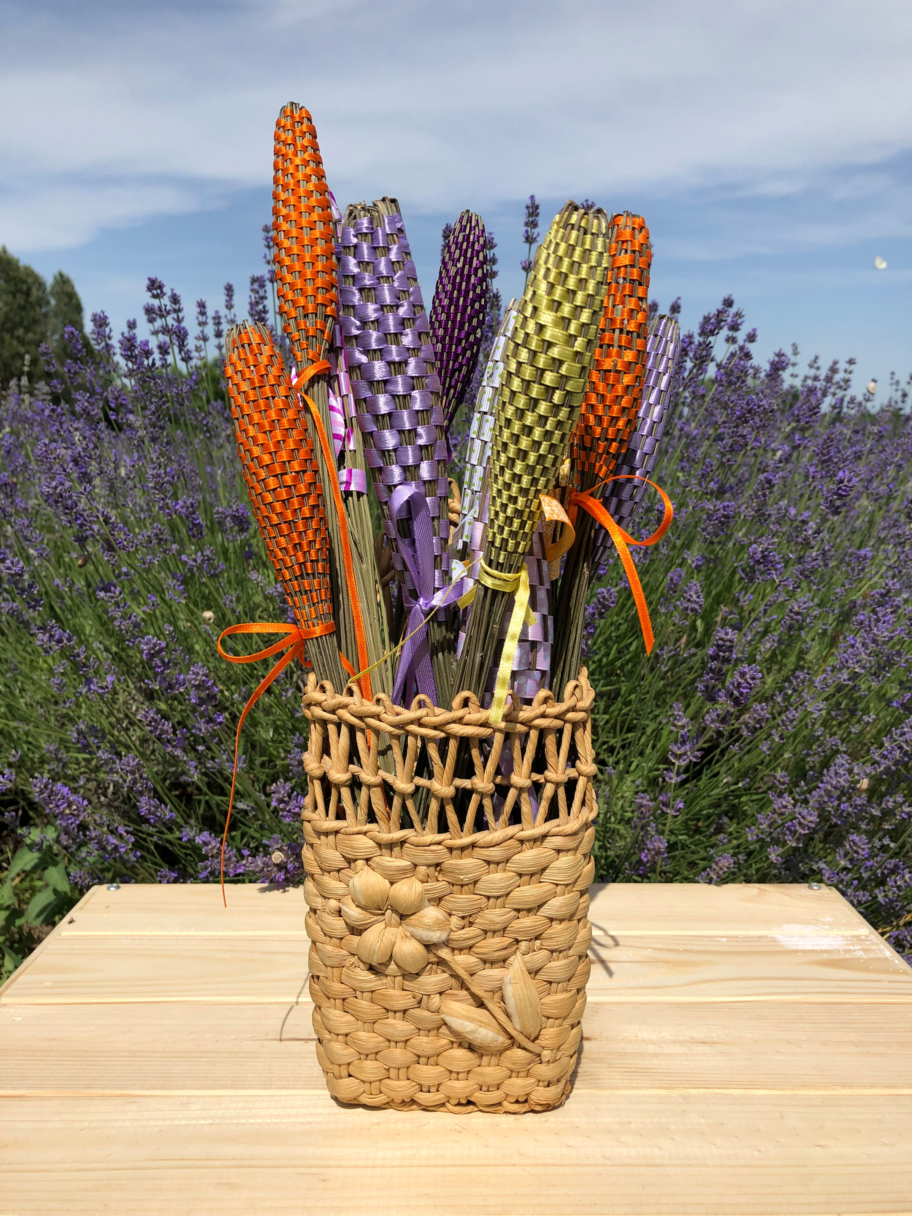 A levendulabuzogány egy gondosan válogatott, hosszú szárú frissen szedett levendulából kézzel készített dekorációs termék.