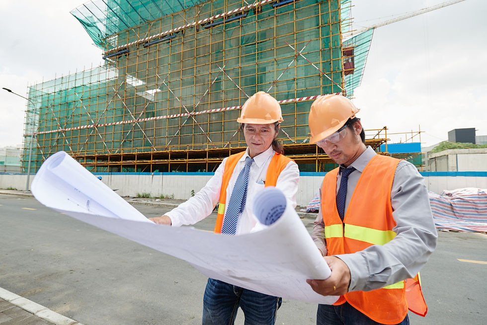 Trabajadores de la construcción con casco revisando avances en una obra ordenada