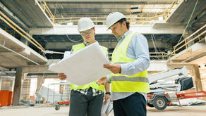 Supervisores de obra con casco y chaleco realizando una inspección de seguridad