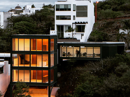 Una Casa Escalonada: CASA ESTUDIO de LUJAN Arquitectos