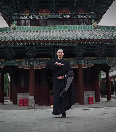Shaolin Mönch macht Tai Chi vor Tempel