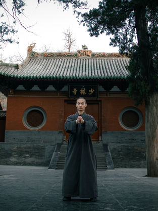 Shaolin Mönch führt Qigong Form Yi Jin Jing vor dem Shaolin Tempel durch.