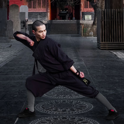 Shaolin Mönch führt Taizu Changquan Form vor Shaolin Tempel durch.