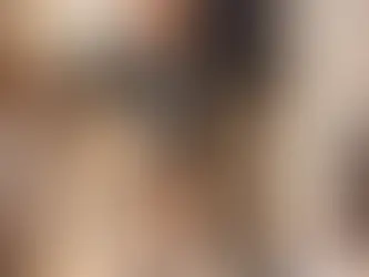 Papi verharrt mit schmerzverzerrtem Gesicht und einer Hand am unteren Rücken in gebückter Haltung, während Boo ihn im hellen Schlafzimmer aufmerksam beobachtet.