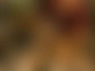 Papi sucht Boo nach dem Waldspaziergang sorgfältig nach Zecken ab.