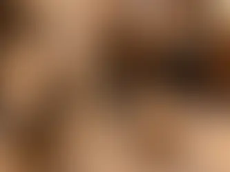 Plüschwolf Toni, traumatisiert durch ein bedrohliches Erlebnis während eines Einbruchs, erschreckt sich stark beim Herunterfallen eines Buchs.