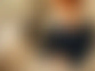 Omama sitzt mit Boo im Wohnzimmer und scheint aufgrund ihrer eingeschränkten Sehkraft durch ihn hindurch zu sehen.