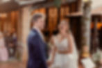 Close-up de um livro aberto com anotações para cerimônia de casamento