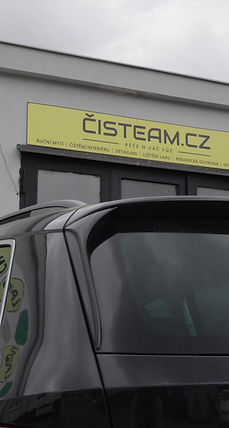 Vůz před provozovnou ČISTEAM v Praze 9