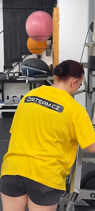 Pracovnice ČISTEAM při úklidu vybavení firemních prostor