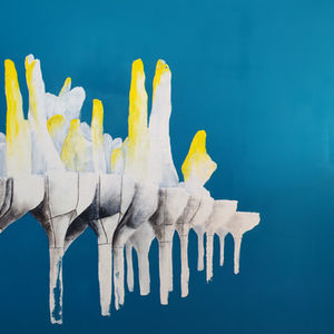 fusion entre le monde sous-marin et l'architecture terrestre, où la vie aquatique s'intègre de manière organique aux structures humaines. Cette symbiose crée une continuité verticale, symbolisant l'interconnexion des écosystèmes naturels et artificiels. En projetant un futur où ces deux mondes cohabitent harmonieusement, de nouvelles formes hybrides émergent, comme cet « archicoraux ». Ces formes représentent l'évolution d'une architecture qui non seulement s'adapte à la nature, mais qui en devient une extension vivante. L'œuvre invite à réfléchir à un avenir où l'urbanisme et la biodiversité se rencontrent pour former des paysages inédits, écologiquement interconnectés.