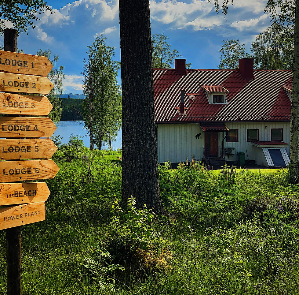 Vildmarks Lodge Signage