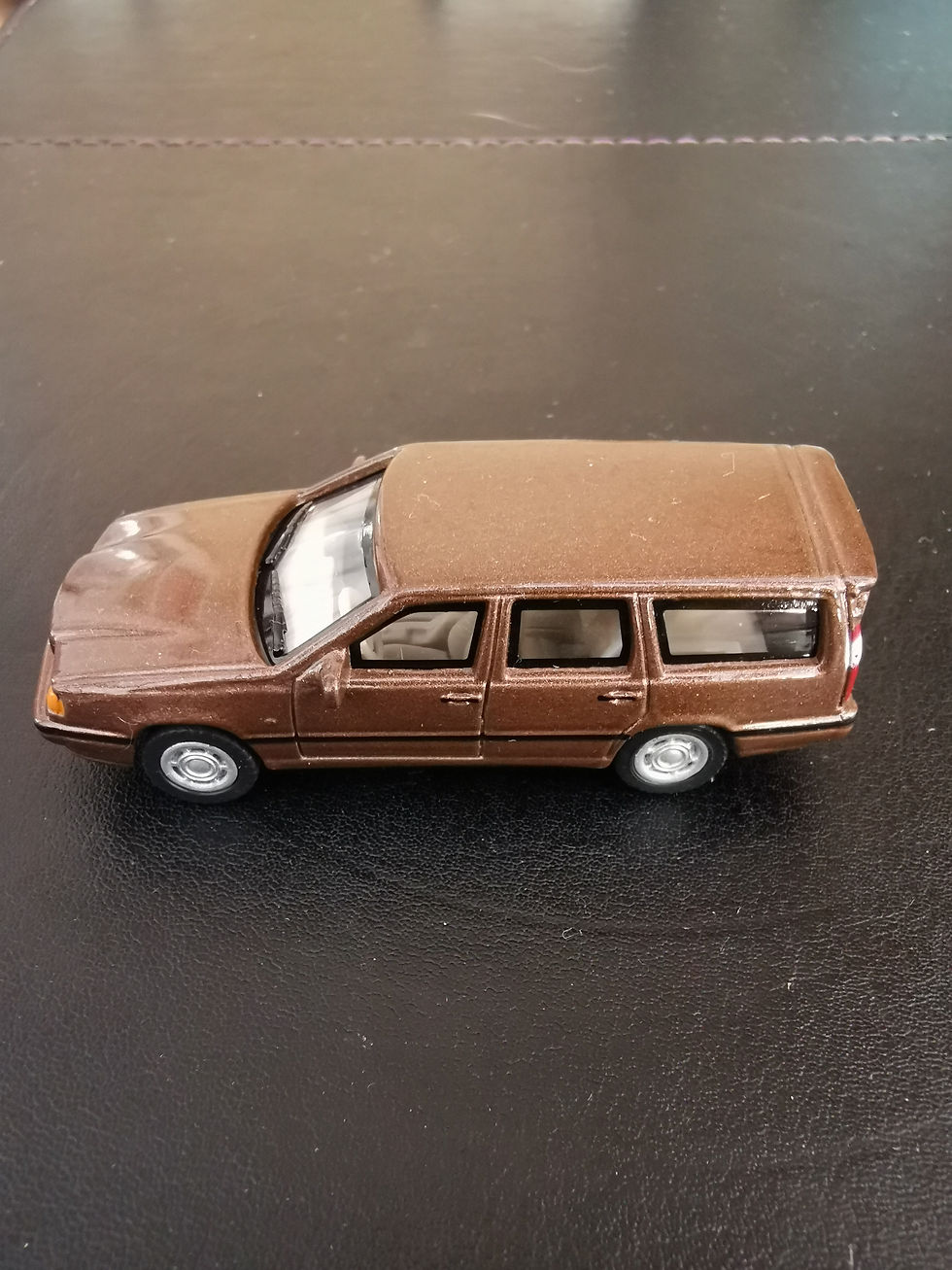 BROWN (WIDER PILLARS)