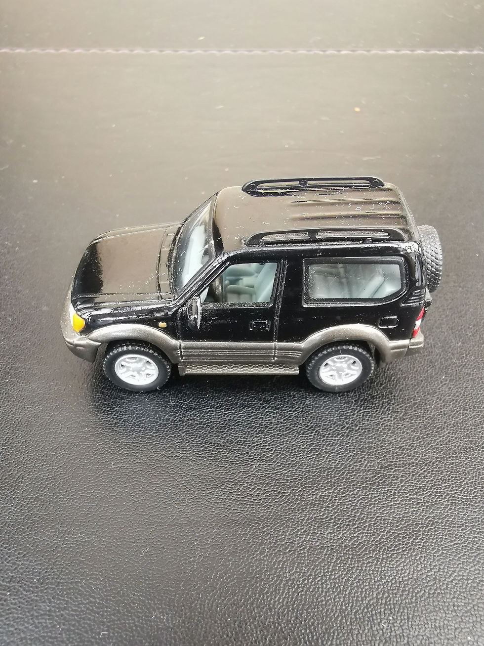 BLACK (GREEN INTERIOR)