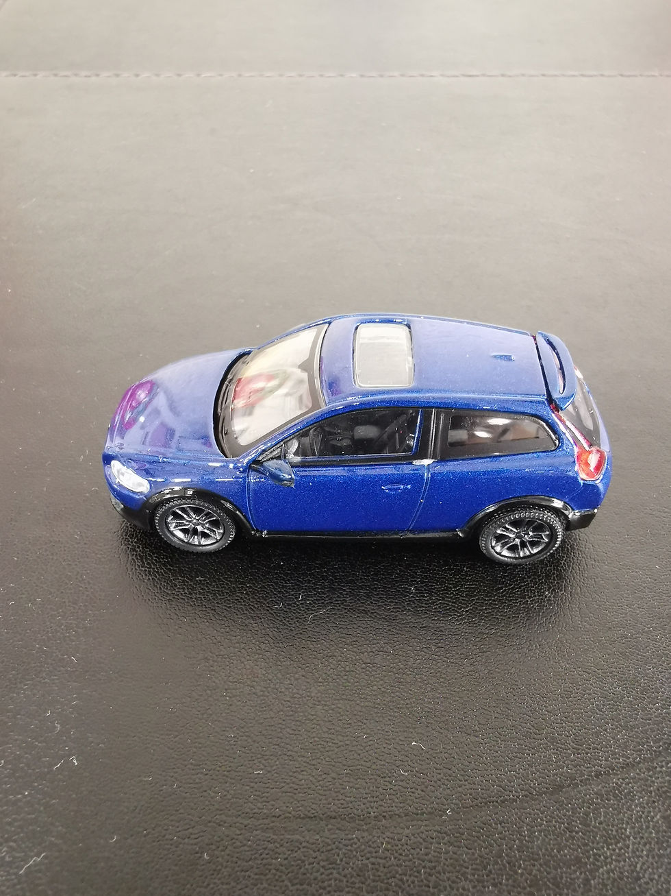 BLUE (BLACK INTERIOR)