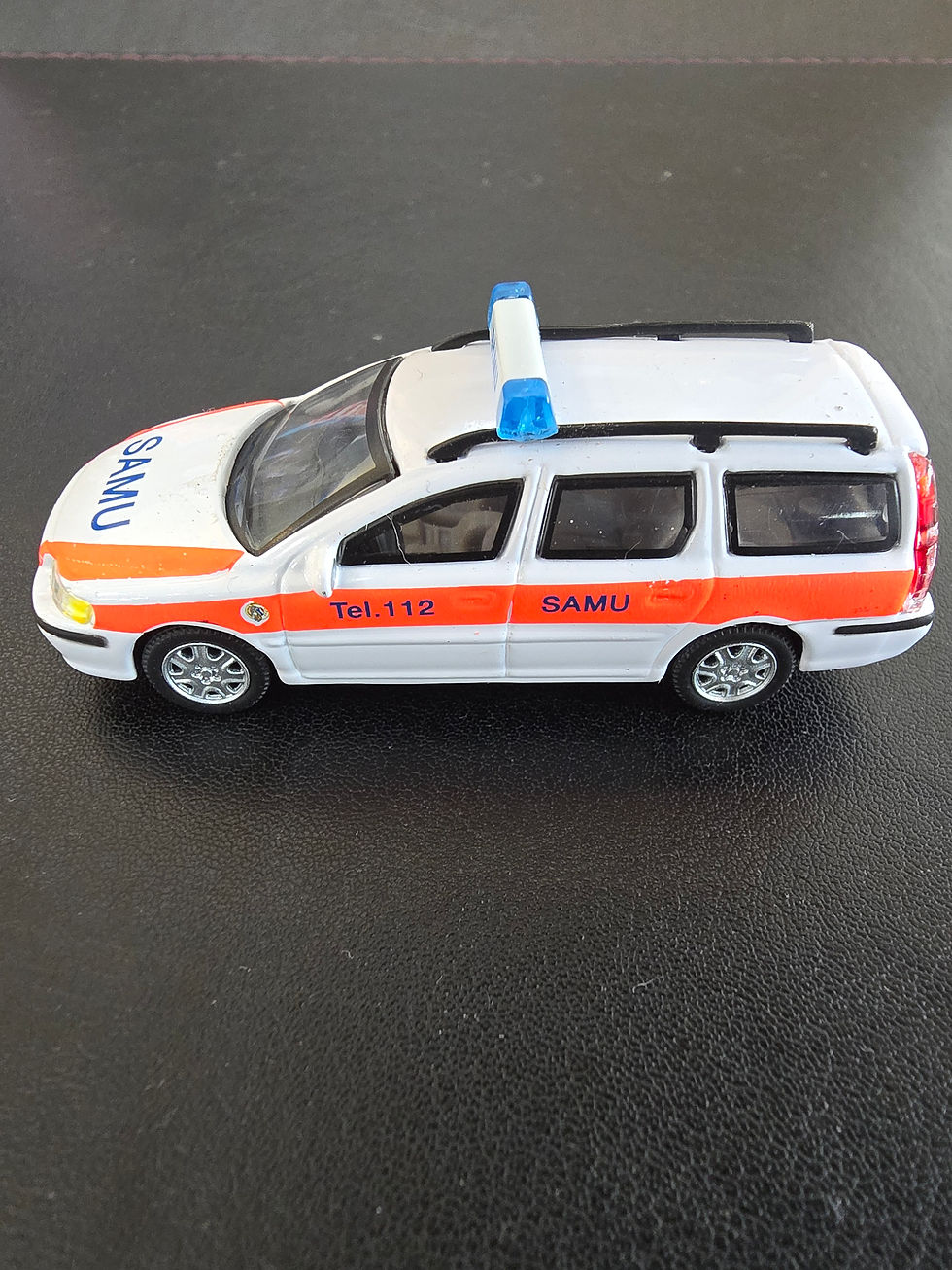 SAMU WHITE (BRIGHTER RED)