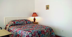 cozy queen room at grand rivers inn