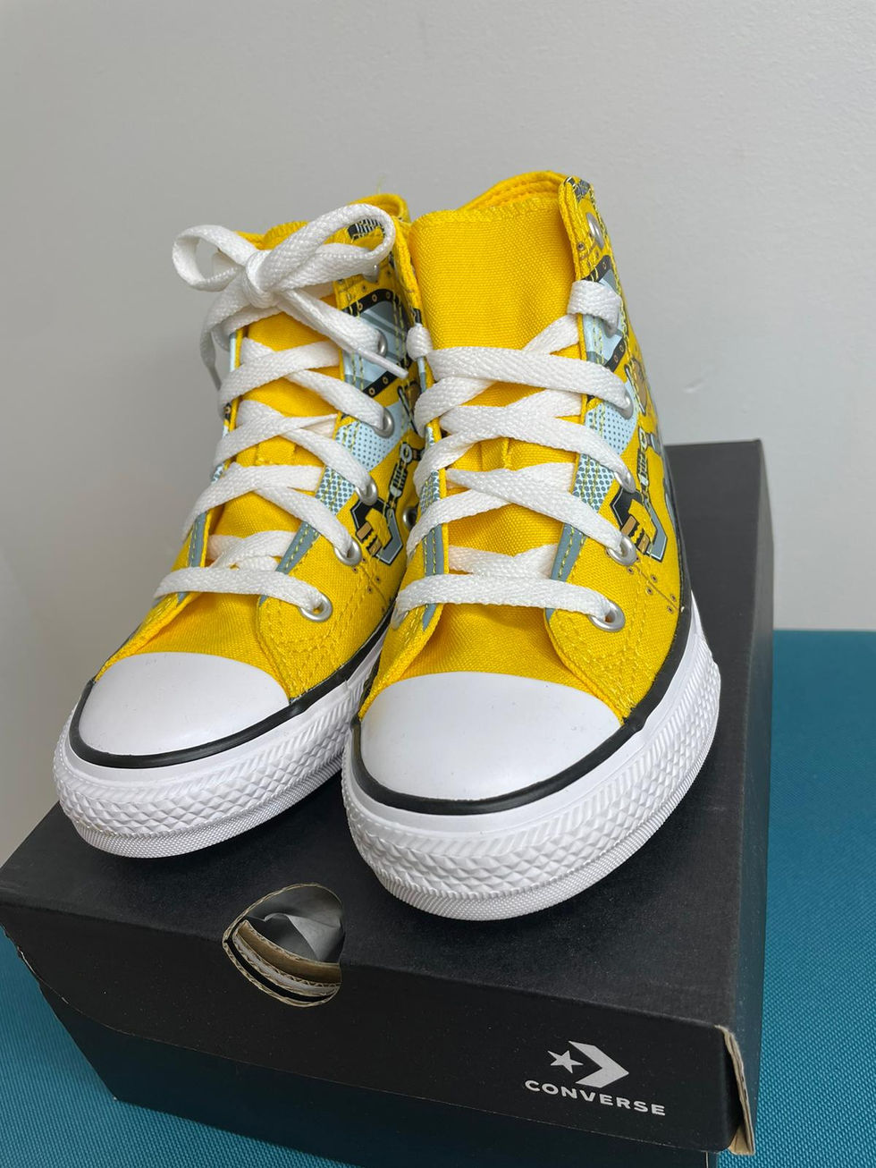 Żółte trampki marki Converse