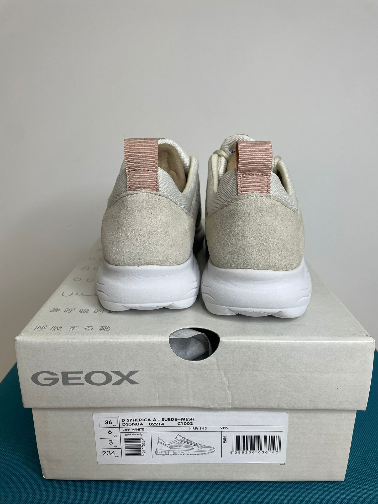 Białe sneakersy marki GEOX