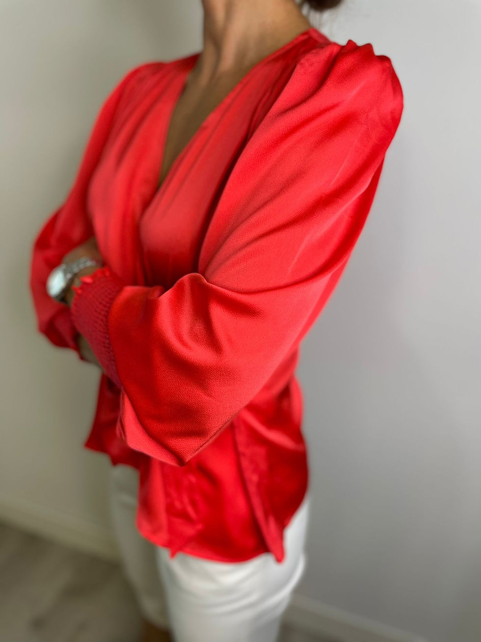 Czerwona bluzka Co'Couture Leika Wrap, wykonana z lekkiego poliestru. Stylowy model z wiązaniem.