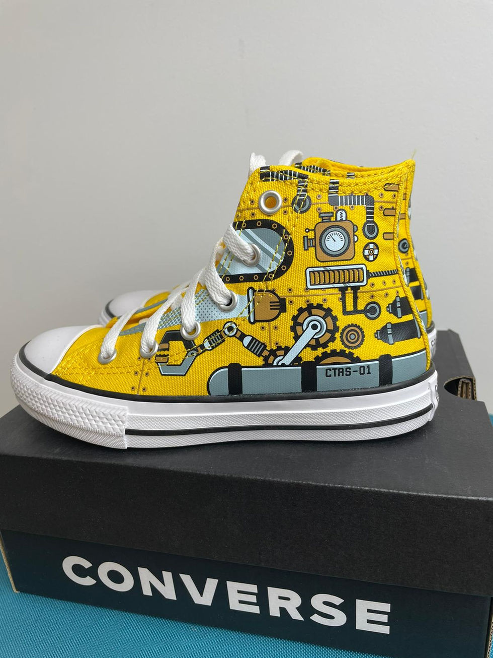 Żółte trampki marki Converse