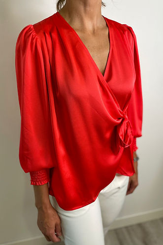 Czerwona bluzka Co'Couture Leika Wrap, wykonana z lekkiego poliestru. Stylowy model z wiązaniem.