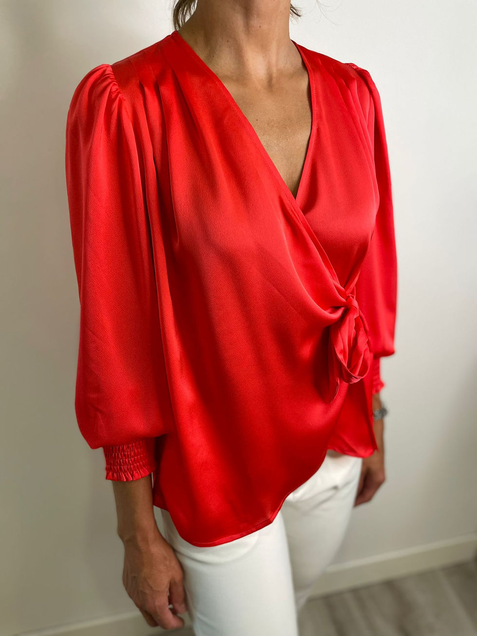 Czerwona bluzka Co'Couture Leika Wrap, wykonana z lekkiego poliestru. Stylowy model z wiązaniem.