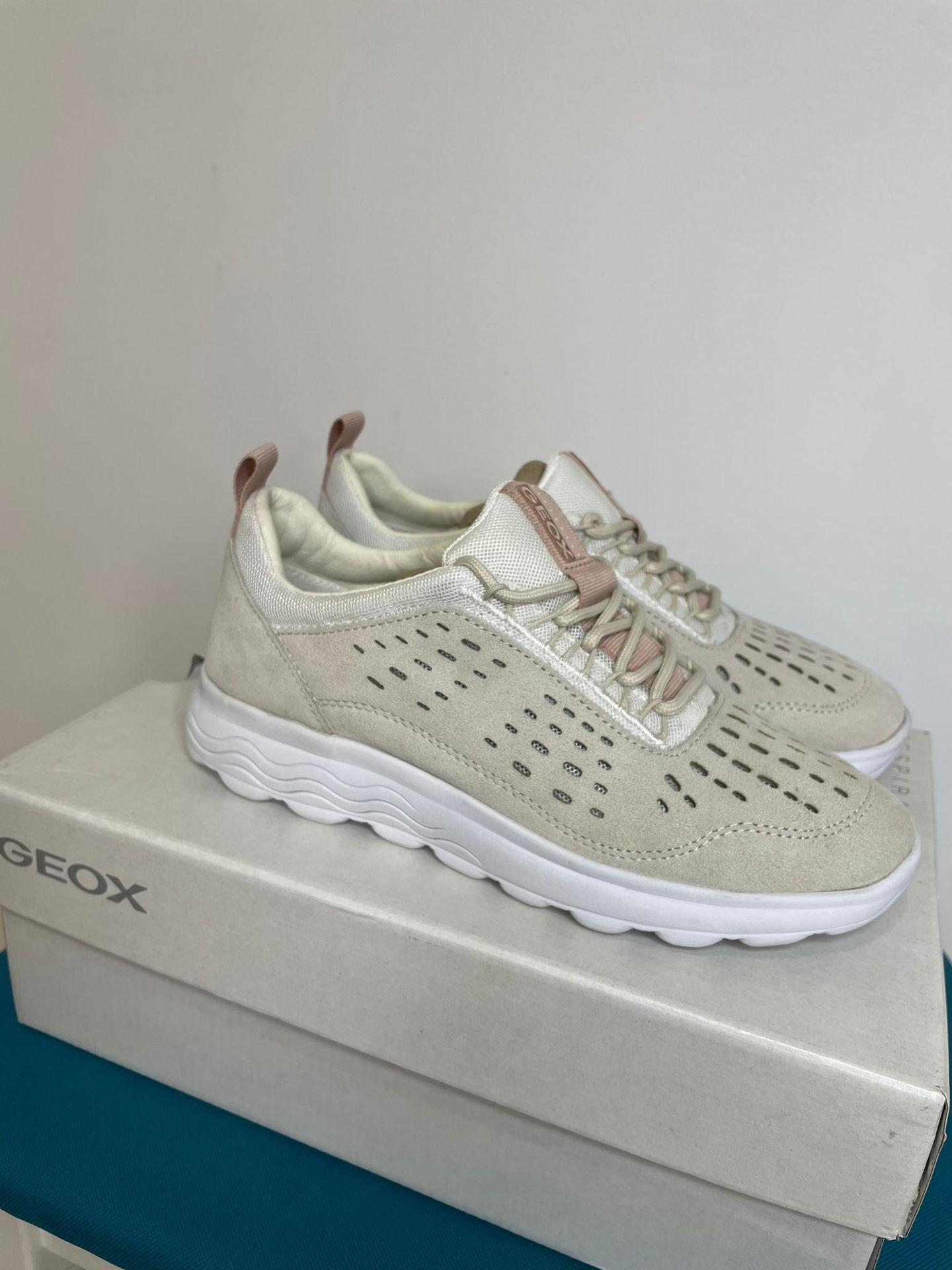 Białe sneakersy marki GEOX