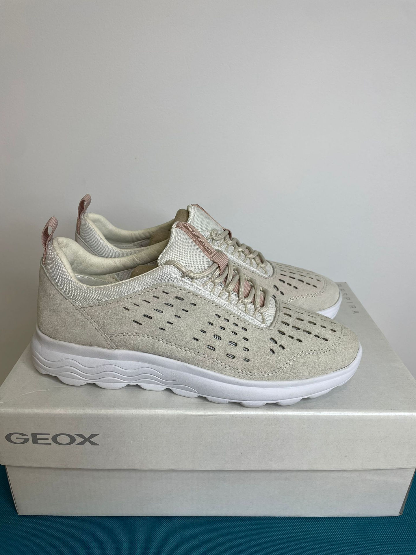 Białe sneakersy marki GEOX