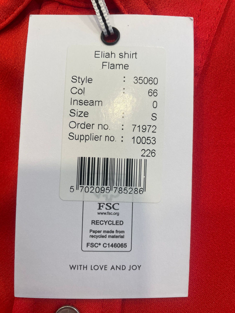 Czerwona koszula Co’Couture Eliah Shirt Flame, z klasycznym kołnierzykiem i zapięciem na guziki, prezentowana na modelce, ide