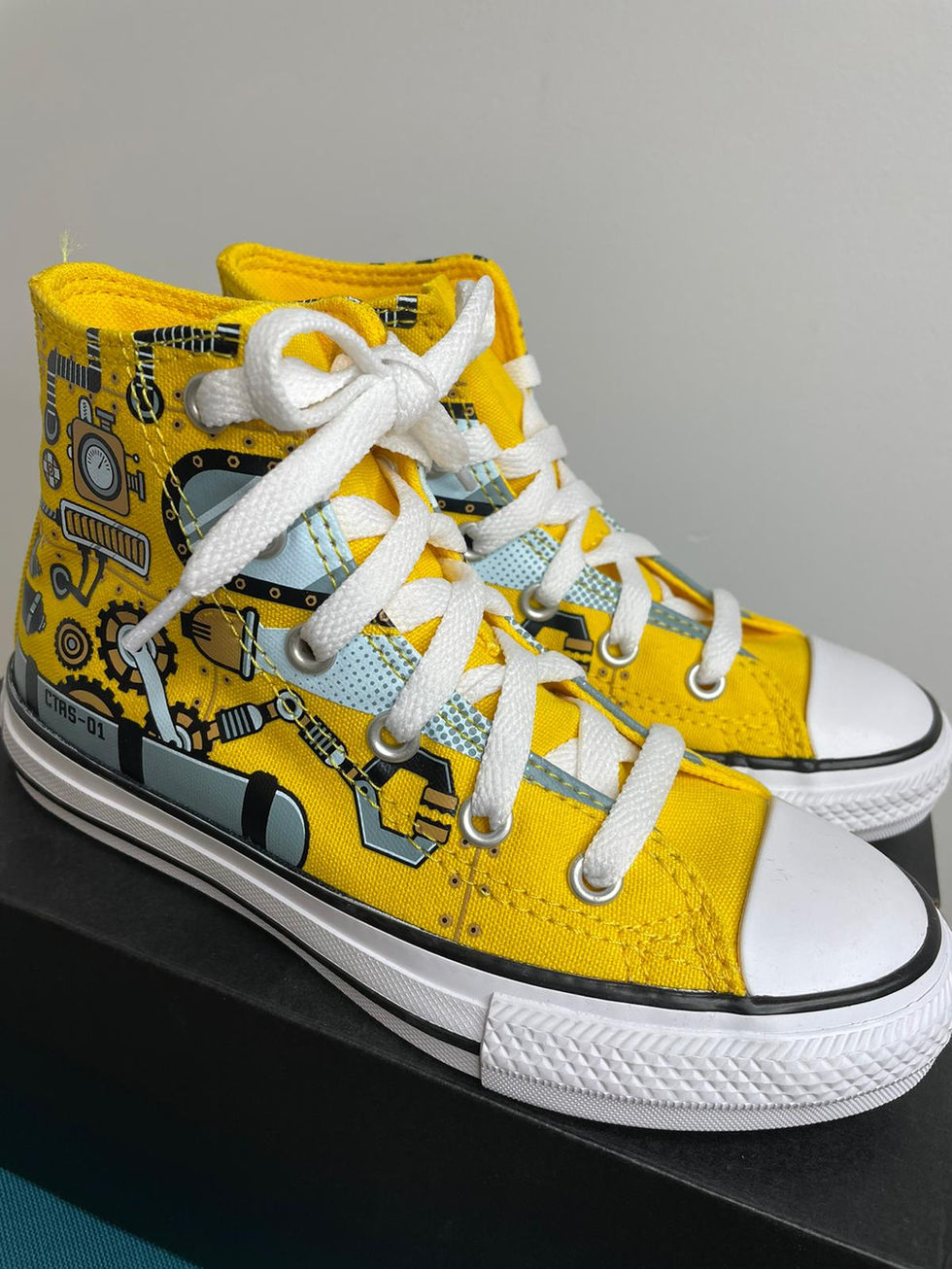 Żółte trampki marki Converse