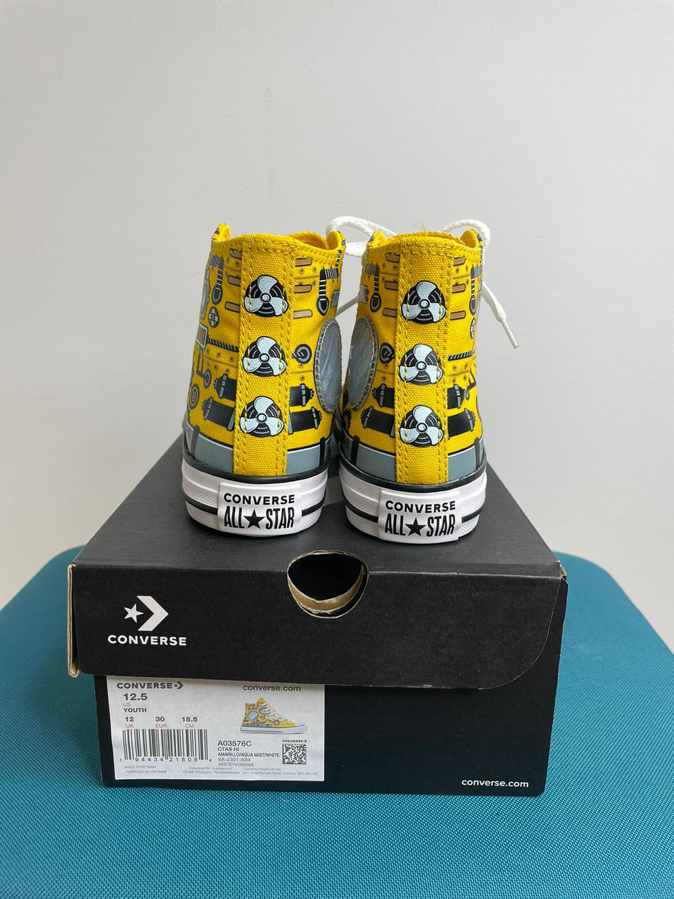Żółte trampki marki Converse
