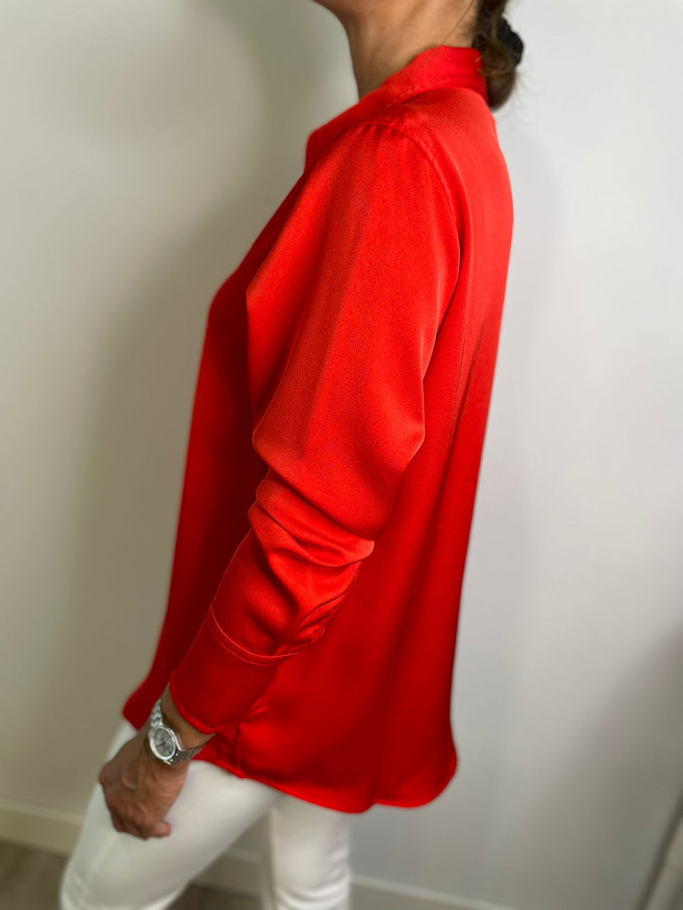 Czerwona koszula Co’Couture Eliah Shirt Flame, z klasycznym kołnierzykiem i zapięciem na guziki, prezentowana na modelce, ide