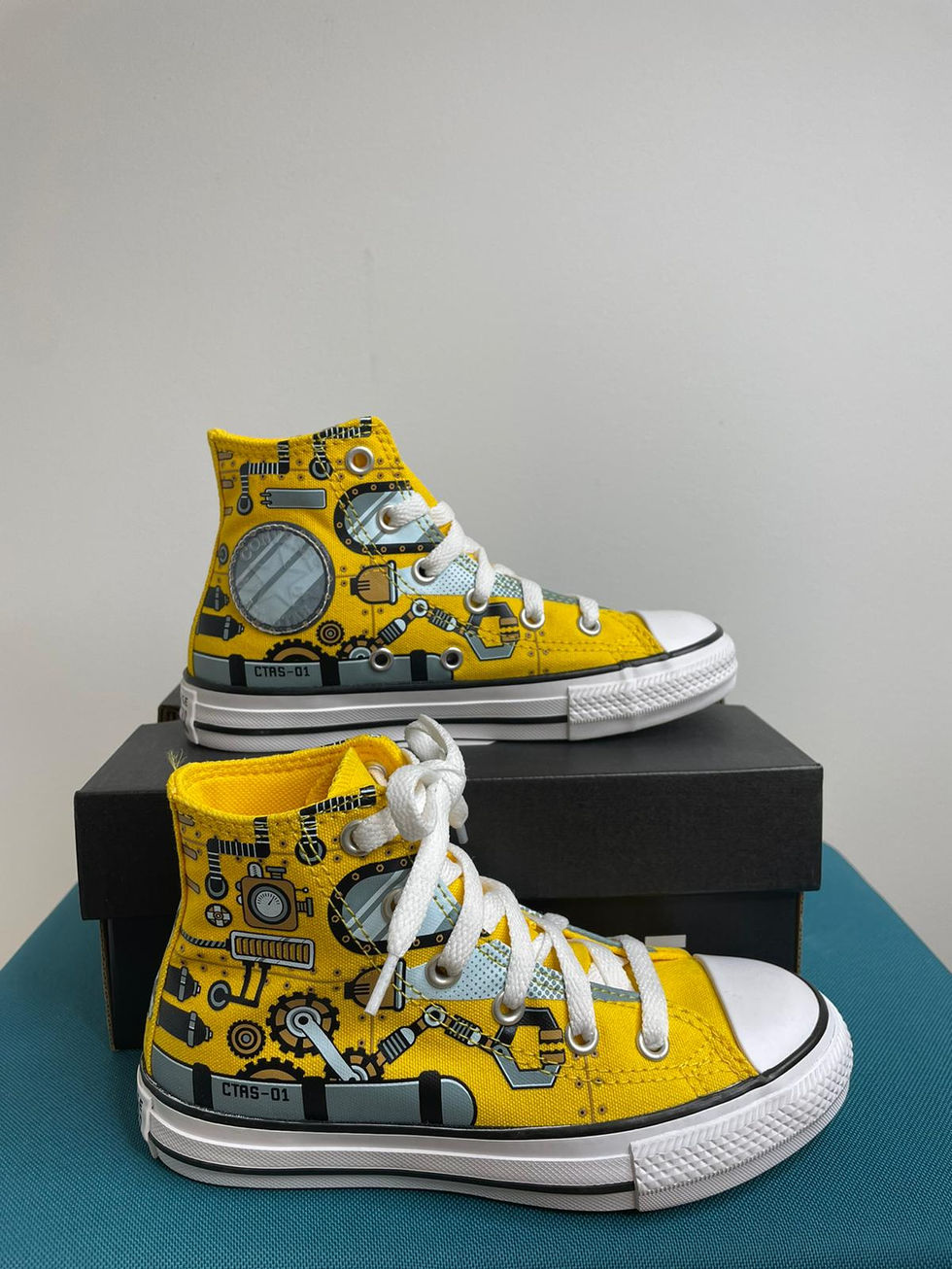 Żółte trampki marki Converse