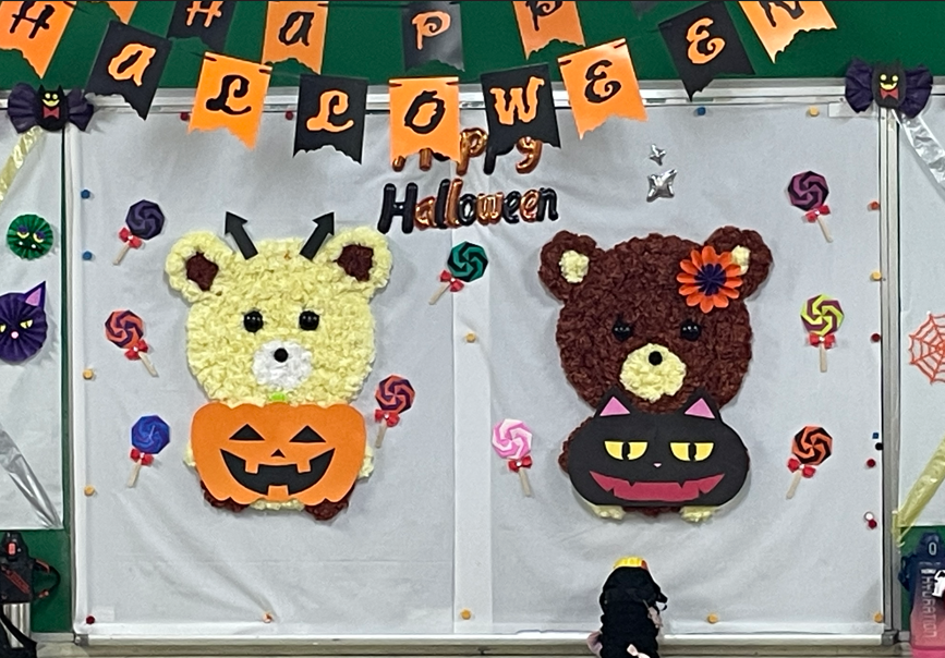 ハロウィーンの壁面飾り。一つひとつに細かな工夫が見られます。